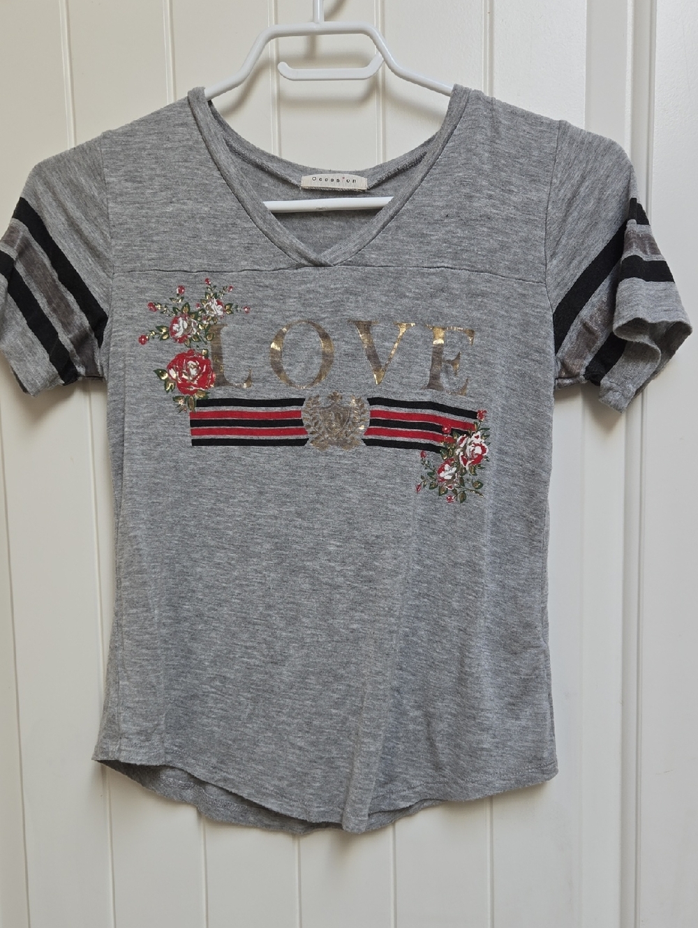 Occasion Gray 'LOVE' Graphic V-Neck Tee with Floral Accents Youth Large